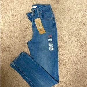 Women’s Levi’s skinny jeans